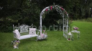 婚庆花拱装饰.. 装饰鲜花的婚礼拱门
